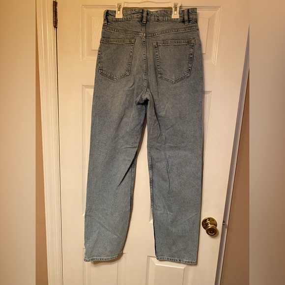 Divided H&M High Waisted Straight Cut Jean Size 6 - Picture 2 of 3